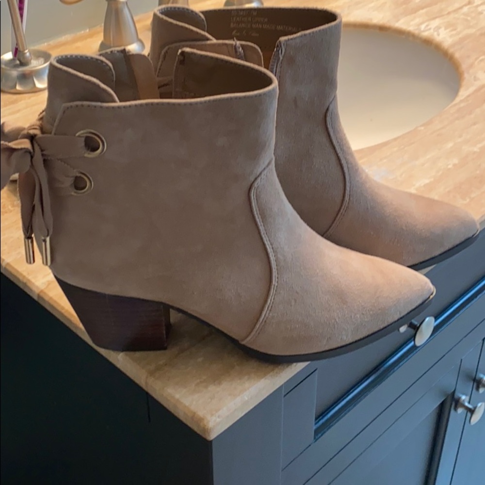 Bella Vita Booties NWOT